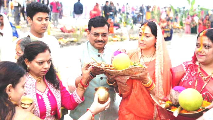 मुख्यसचिवः आनन्दबर्धनः स्वपरिवारेण सह प्रेमनगरस्य टोन्स् नदीघाटे अस्तं सूर्याय ततः उदयमान सूर्याय च अर्घ्यम् अर्पितवान्