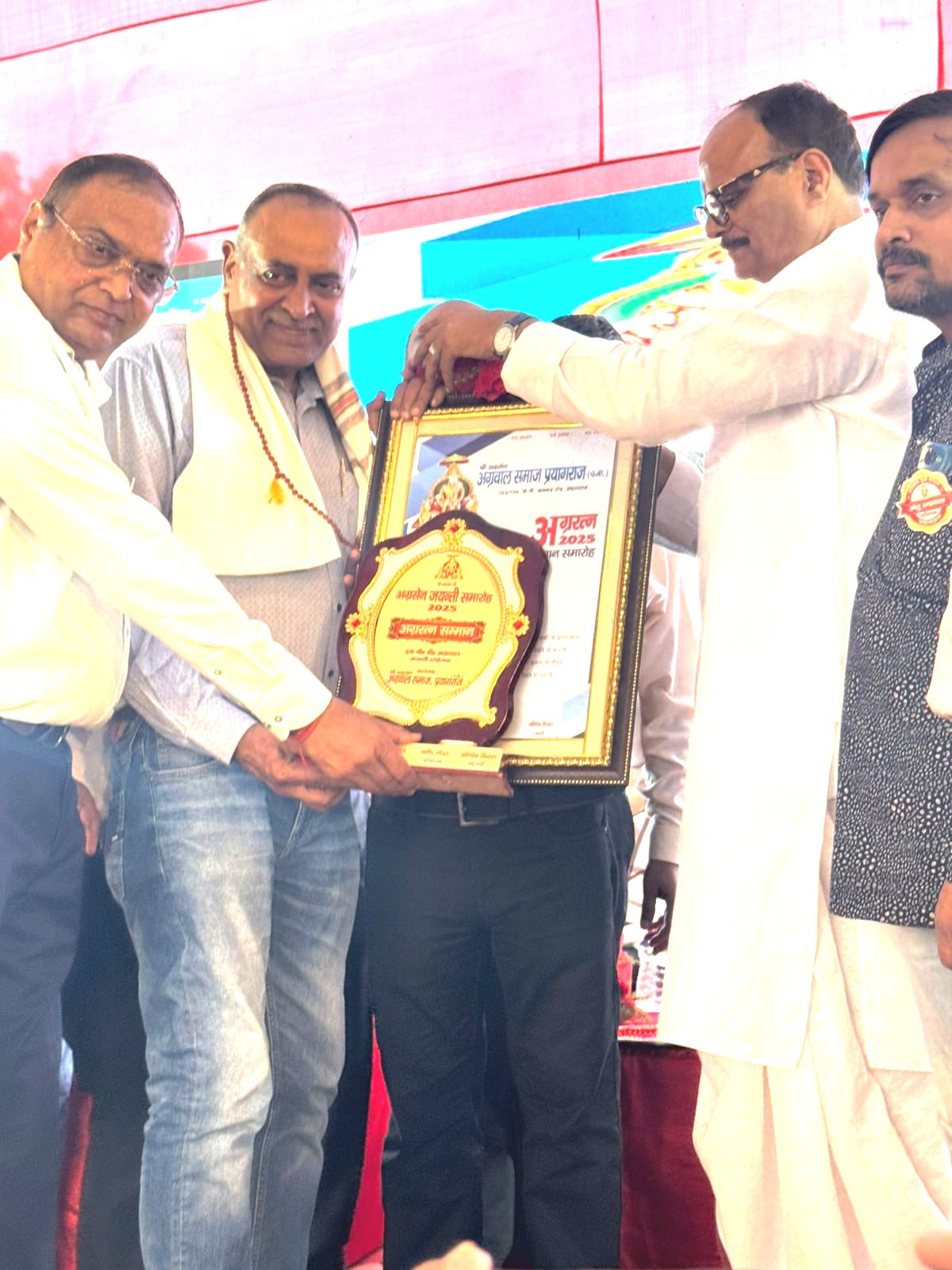 संस्कृत दैनिक समाचार पत्रस्य आह्निक वार्ता पत्रस्य संरक्षक सदस्य: श्री प्रमोद बंसल महोदयं सम्मानितवान्