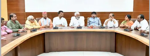 प्रभारी राज्यमन्त्री स्वतन्त्रदेवसिंहः शुक्रवासरे प्रयागराजम् आगतः, यत्र सः सर्किट हाउस इत्यत्र कोरसमित्याः सदस्यैः सह संगोष्ठीं कृतवान्