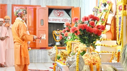 गोरखनाथमन्दिरस्य विजयदशम्याः अवसरे मुख्यमन्त्री योगी शिवस्य अवतारस्य गुरुगोरखनाथस्य विशेषपूजा अकरोत्