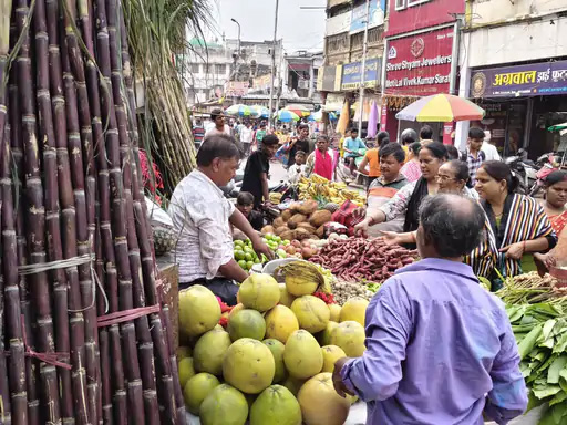 प्रयागराजस्य छठपर्वणि स्नानात् भोजनात् पूर्वं अलङ्कृताः विपणयः-छठभक्ताः बहु क्रयणं कृतवन्तः, पूजासामग्रीविपणयः दिवसं यावत् सजीवाः एव आसन्