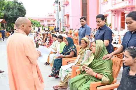 स्वनागरिकाणां जीवने समृद्धिम् आनेतुं सर्वकारः प्रतिबद्धः अस्ति-मुख्यमंत्री योगी आदित्यनाथ: