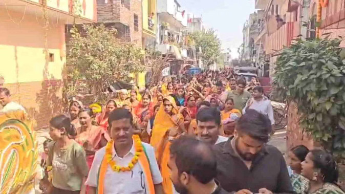 हरिद्वार-छठपर्वस्य आरम्भः नहय-खाय इति ३६ घण्टानां जलरहितेन उपवासेन भवति, महिलाः भव्यं कलशयात्रां कुर्वन्ति