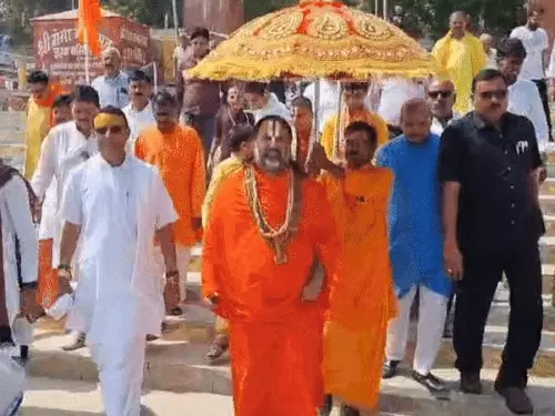 ‘मठ-मन्दिर-धनस्य उपरि देवदेव्याः अधिकारः अस्ति’-प्रयागराजस्य पीठाधीश्वरः अवदत्, मन्दिरे अर्पितेन धनेन केवलं धार्मिककार्यं करणीयम्