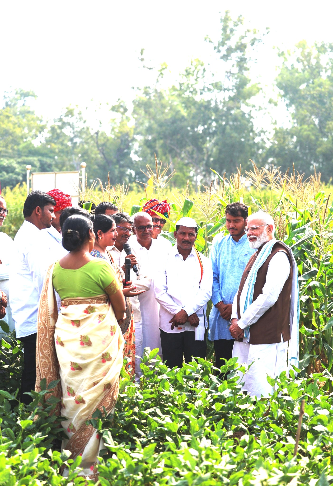 प्रधानमंत्री मोदी अनेकराज्यानां कृषकान् मिलित्वा सामूहिककृषेः सुझावम् अयच्छत्