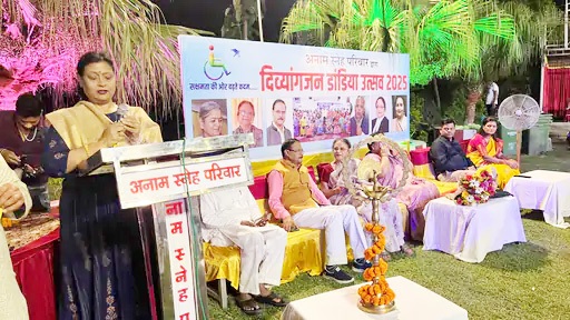 प्रयागराजे दिव्यांग दाण्डिया महोत्सव: आयोजित:-सांस्कृतिक वर्णेषु निमग्नाः विकलाङ्गाः, सर्वे यष्टिकेभ्य: सह नृत्यन्ति