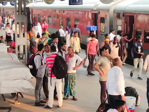 उत्तरमध्यरेलवेस्य ३९ आस्थानकेषु छठगीतानि प्रतिध्वनितानि-यात्रीणां कृते भक्तिस्य आनन्दस्य च अनुभवः, प्रथमवारं लोकगीतानि घोषणायाम् अन्तर्भूताः