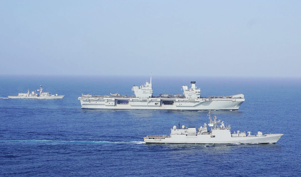 भारतीय-ब्रिटिश-नौसेना-अभ्यासस्य कोज्र्ण-इत्यत्र वायु-विरोधी, भू-विरोधी, पनडुब्बी-विरोधी-कार्यक्रमानाम् दृश्यानि शत्रून् स्तब्धं कृतवन्तः