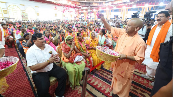 काश्यां मुख्यमंत्री योगी आदित्यनाथ: स्वच्छताकर्मिणां उपरि पुष्पवृष्टिं कृतवान्, उक्तवान्-शीघ्रमेव खातायां १६ तः २० सहस्ररूप्यकाणि आगमिष्यन्ति