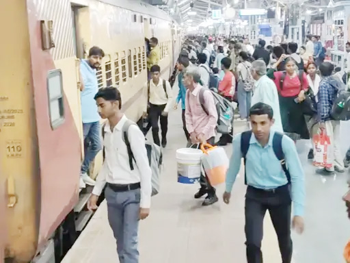 प्रयागराज जंक्शन् इत्यत्र दिवालीपश्चात् यात्रीणां सम्मर्द:- डुप्लीकेट प्रयागराज एक्स्प्रेस अपि पूर्णा आसीत्, यात्रिण: ‘सीटाः’ न प्राप्ताः