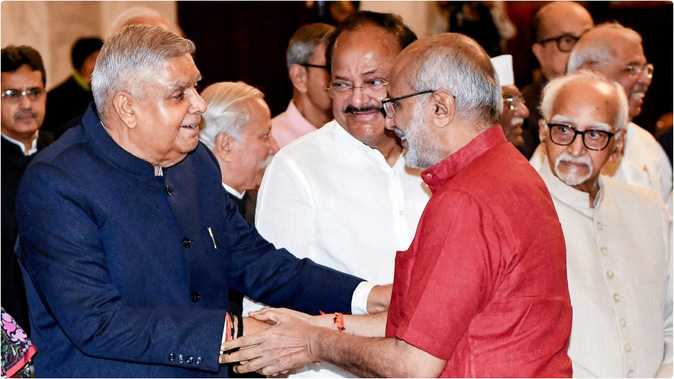 उपराष्ट्रपति सीपी राधाकृष्णन महाभागस्य शपथ ग्रहणानन्तरं जगदीप धनखरस्य प्रथम: औपचारिक समागमः आसीत्