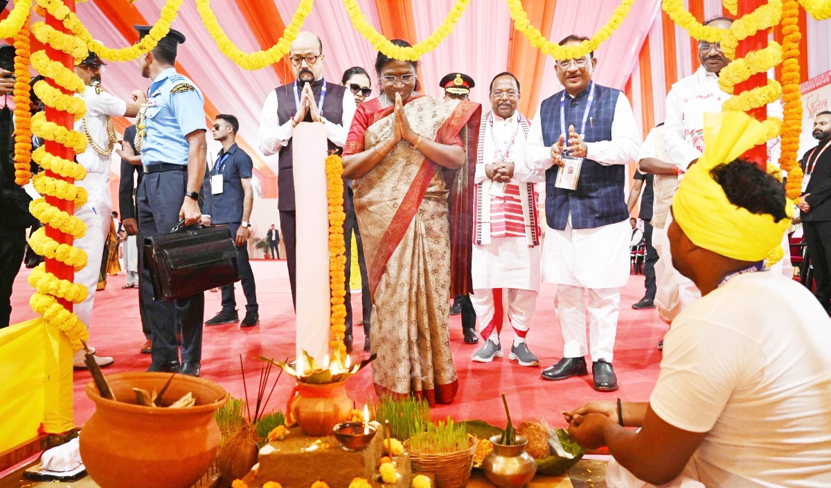आदिवासीसमुदायस्य विकासः प्राथमिकता, अतिवादस्य निवारणम्-राष्ट्रपतिमुर्मूः छत्तीसगढ़े एका प्रमुखा घोषणा करोतिस्म