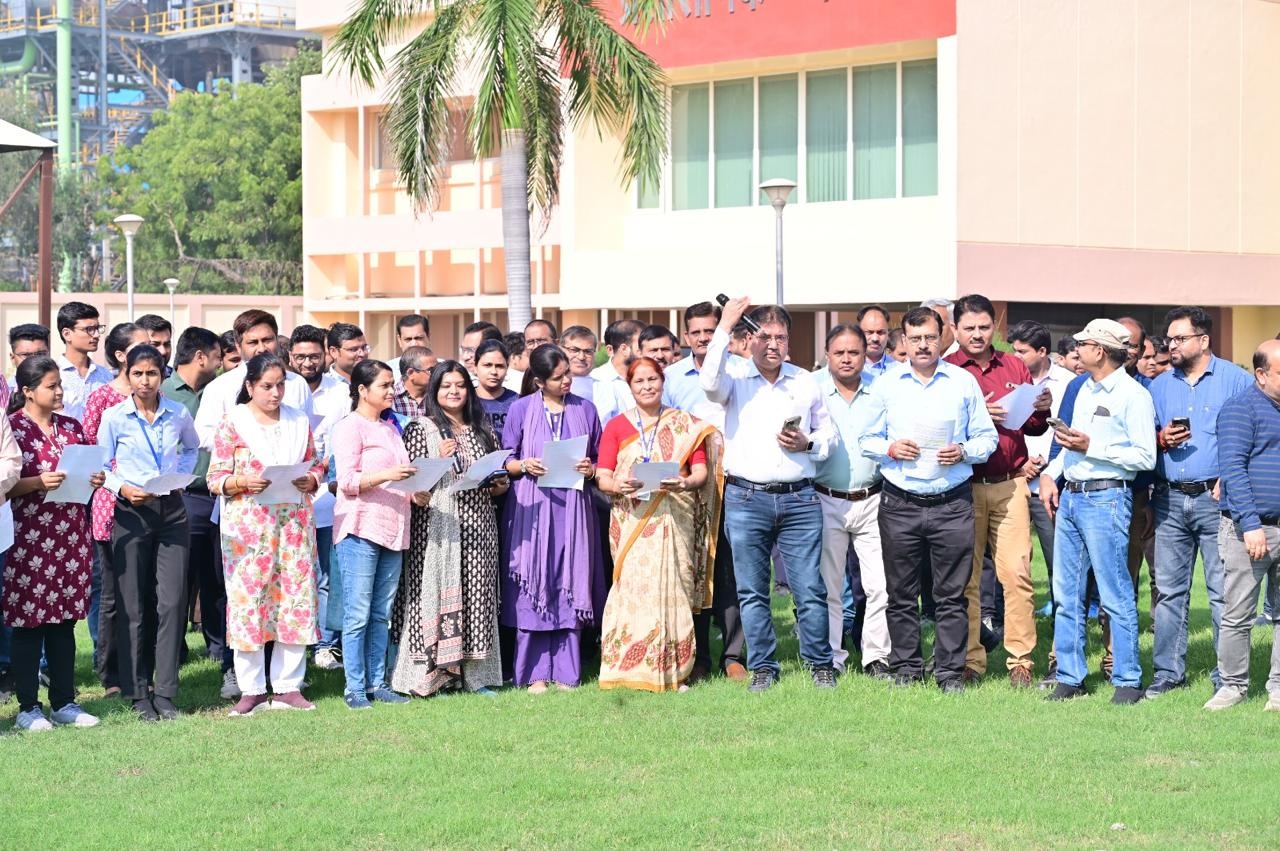 वन्दे मातरमस्य १५० वर्षाणि पूर्णानि इफको संगठनस्य सर्वेषु विभागेषु राष्ट्रगीतं समये नियमितरुपेण गायितम्