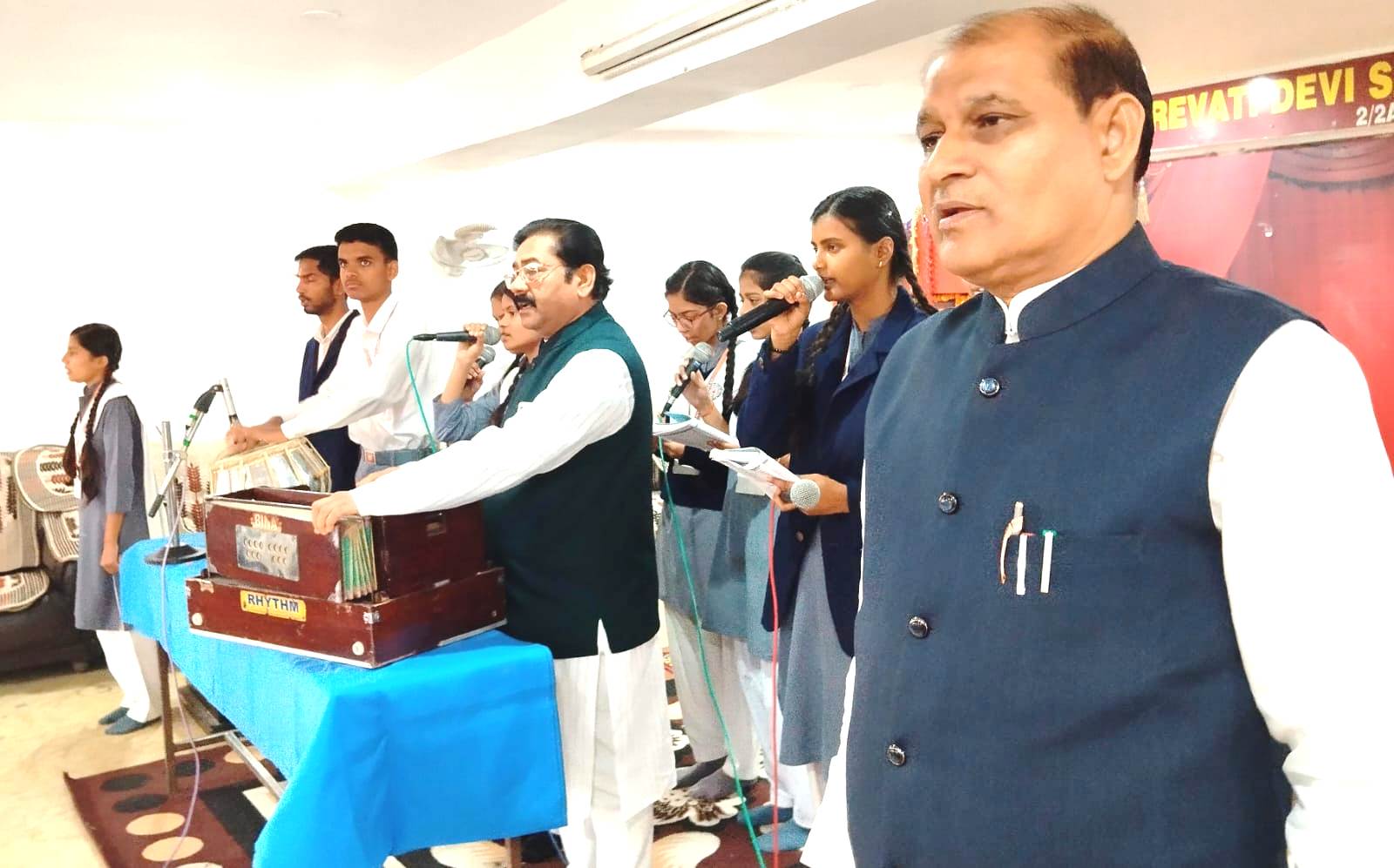 वन्दे मातरम् रानी रेवती देवी इत्यत्र एकत्र प्रतिध्वनितम्-प्रयागराजस्य १५० वर्षाणि पूर्णानि इति निमित्तं राष्ट्रगीतस्य पाठः