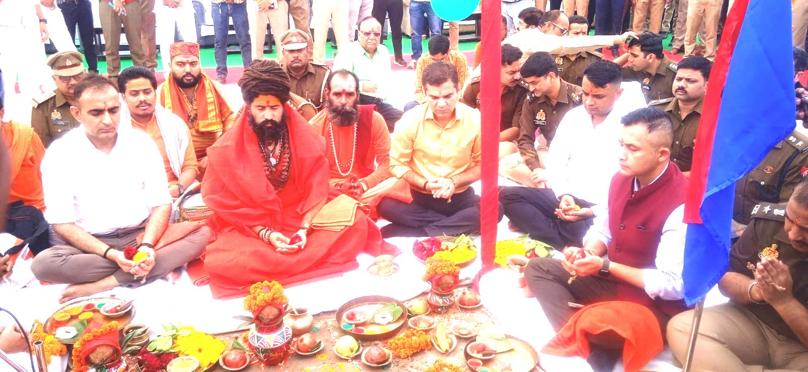 माघमेलायाः सज्जता पुलिसद्वारा भूमिपूजनेन आरभ्यते-पुलिस आयुक्तः ध्वजपूजां कृत्वा सुरक्षितं आयोजनं कामनाम् अकरोत्