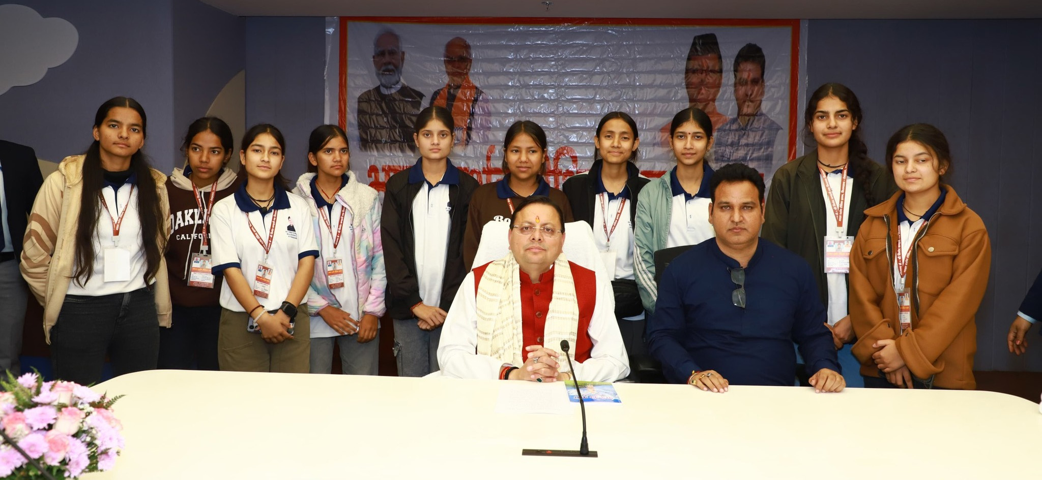 भारतदर्शनशैक्षिकभ्रमणसमूहेन उत्तराखण्डनिवासस्थाने मुख्यमन्त्रीं पुष्कर सिंह धामी महोदयेन मिलित्वा समयव्यवस्थापन विषये परामर्श: दत्तः