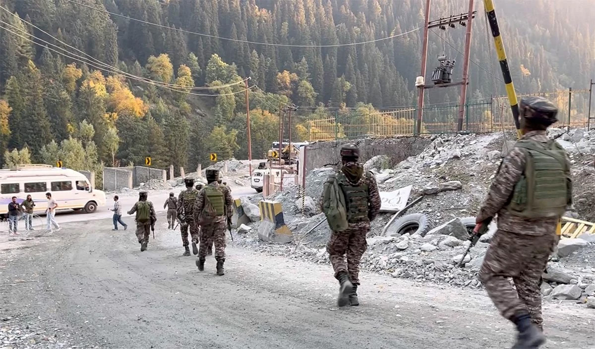 अधुना कश्मीरे आतज्र्स्य सम्पूर्णं पारिस्थितिकीतन्त्रं नियन्त्रणे अस्ति, केन्द्रीय सुरक्षा संस्थाः सर्वत्र आक्रमणं कुर्वन्ति