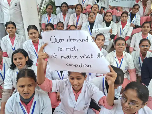 प्रयागराजस्य नर्सिंग महाविद्यालयस्य छात्राः हंगामाम् उत्पन्नं कुर्वन्ति-छात्राः वदन्ति यत् तेषां वञ्चनं कृतम्, मान्यतां विना प्रवेशः गृहीतः