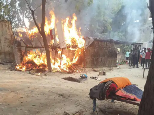 प्रयागराजे अतिक्रमणं दूरीकर्तुं गतः दलस्य उपरि पाषाणप्रहारः-नायब तहसीलदारः घातितः, अस्पताले प्रवेशितः; १२ जनाः गृहीताः