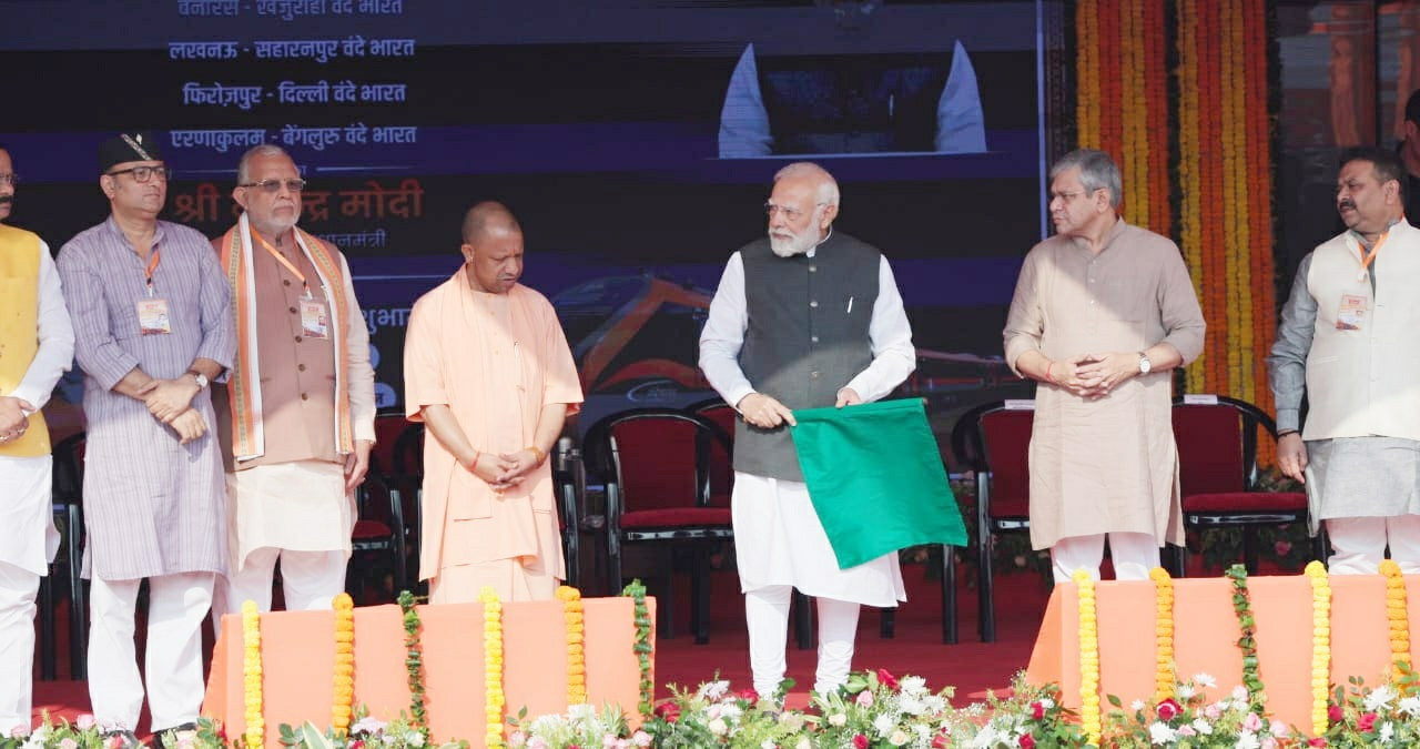 प्रधानमंत्री मोदी वाराणसीतः चत्वारि वंदेभारत एक्सप्रेस् रेलयानानि ध्वजं प्रदर्शितवान्