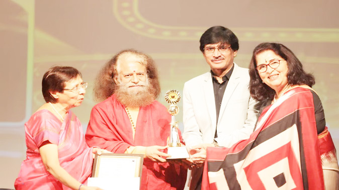 स्वामी चिदानन्दः अवदत्- राष्ट्रस्य सशक्तीकरणाय महिलानां सम्मानः अत्यावश्यकः, सर्वकारः स्वनिर्भरं कुर्वन् अस्ति