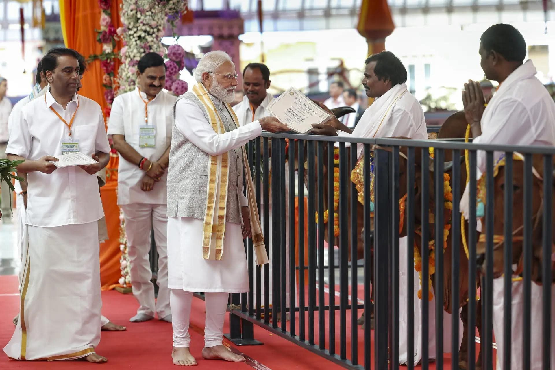 प्रधानमन्त्रिणा नरेन्द्रमोदी अवदत्-सत्यसाईंबाबा ‘वासुधैव कुटुम्बकम्’ इत्यस्य प्रतिरूपम् अस्ति