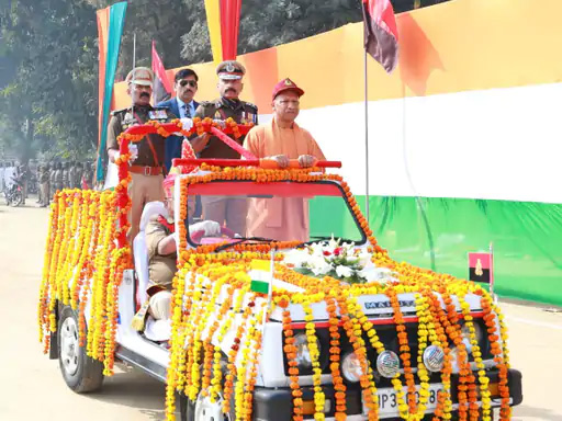 योगी महोदयेन उक्तं यत् गृहरक्षकबलं निरन्तरं राष्ट्रिय सम्मानं प्राप्नोति-ते प्रत्येकस्मिन् क्षेत्रे महत्त्वपूर्णं योगदानं ददति; लखनऊ नगरे गृहरक्षकैः रैलीपरेडः कृतः