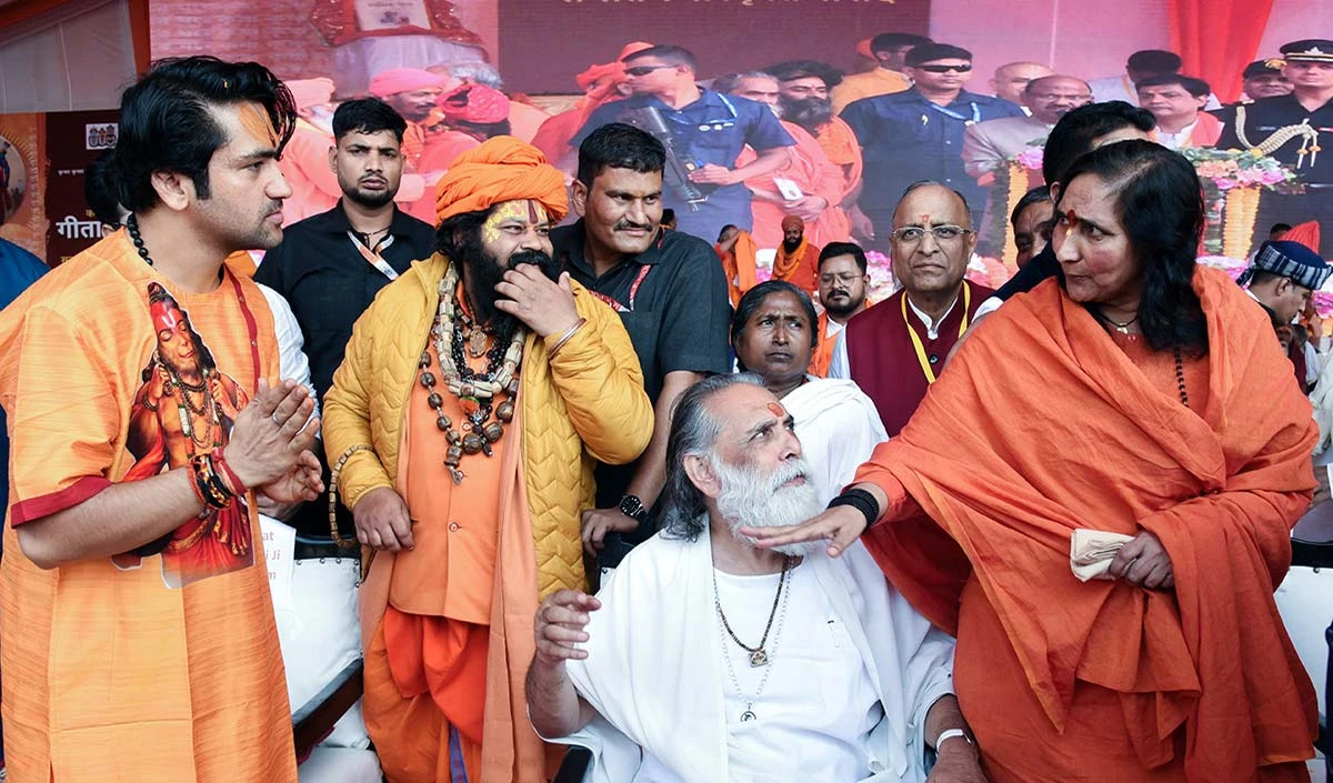 बङ्गप्र्रदेशे बाबरीमस्जिदस्य आधारशिला स्थापनस्य प्रतिक्रियारूपेण गीतापाठाः प्रतिध्वनिताः, सनातन संस्कृति संसदे साधवः गीतापाठद्वारा शान्ति राजनीतिं प्रति प्रतिक्रियां दत्तवन्तः