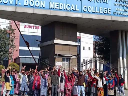 दून चिकित्सा महाविद्यालये स्वच्छताकर्मचारिणां हड्डतालं-२ मासान् यावत् वेतनं न प्राप्य क्रुद्धाः स्वच्छताकर्मचारिणः कार्यस्य बहिष्कारं कुर्वन्ति