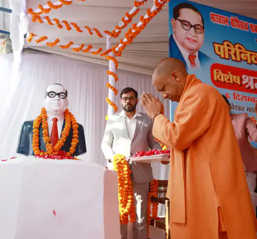 लखनऊनगरे अम्बेडकरप्रतिमायाः समक्षं प्रणामं कृत्वा, योगी-उक्तवान्-बाबासाहेबस्य प्रतिमाया: सुरक्षां प्रदास्यति