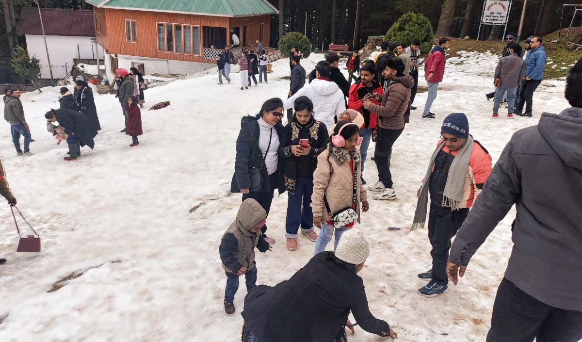 संकटस्य अनन्तरं पर्यटकाः जम्मू-कश्मीर-देशं प्रति प्रत्यागच्छन्ति- पहलगाम-पत्नीटोप-नगरयोः नववर्षस्य उत्सवः अतीव उत्साहेन भवति