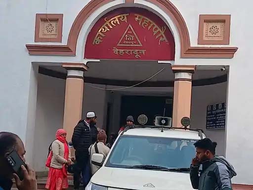 नगरनिगमस्य कर्मचारिणः अपि ह़ड्डतालं कृतवन्तः-जनसमूहः दुःखितः आसीत्, नगरस्य अपीलस्य अनन्तरम् अपि कार्यं न आरब्धम्, ह़ड्डतालं नगरायुक्तेन सह काङ्ग्रेसपार्षदस्य अशोभनस्य विरोधे आसीत्