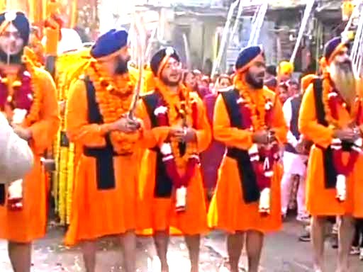 प्रयागराजस्य गुरुसिंहसभा गुरद्वारातः नगरकीर्तनस्य शोभायात्रा निस्सिृता, भक्ताः पञ्जप्यारसस्य नेतृत्वे मार्गे पुष्पवृष्टिं कृत्वा शोभायात्रायाः स्वागतं कृतवन्तः