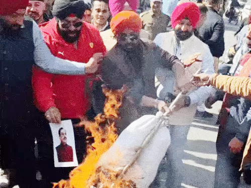 उत्तराखण्डे सिक्खसमुदायस्य विषये विवादास्पदं टिप्पणम्-सिक्ख-अधिवक्ता आपत्तिं कृतवान्, हरकसिंह रावतः अवदत्-क्षम्यतां, मम मुखात् बहिः स्खलितम्