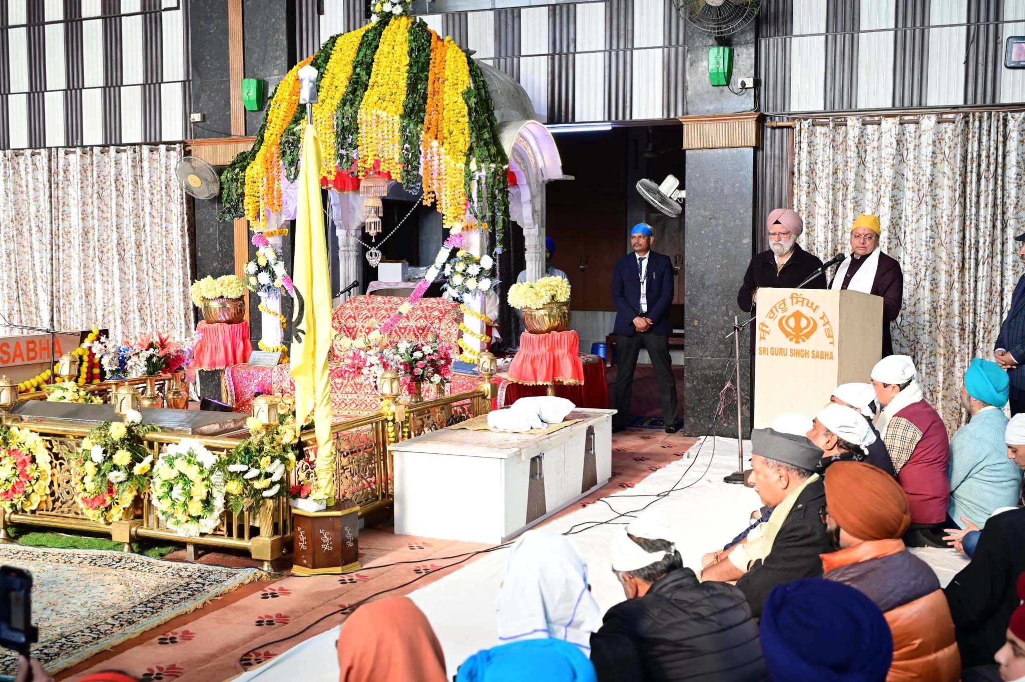 वीरबालदिवसदिवसे मुख्यमंत्री धामी देहरादूनस्य गुरुद्वारे शिरः नत्वा लंगरं गृहीतवान्