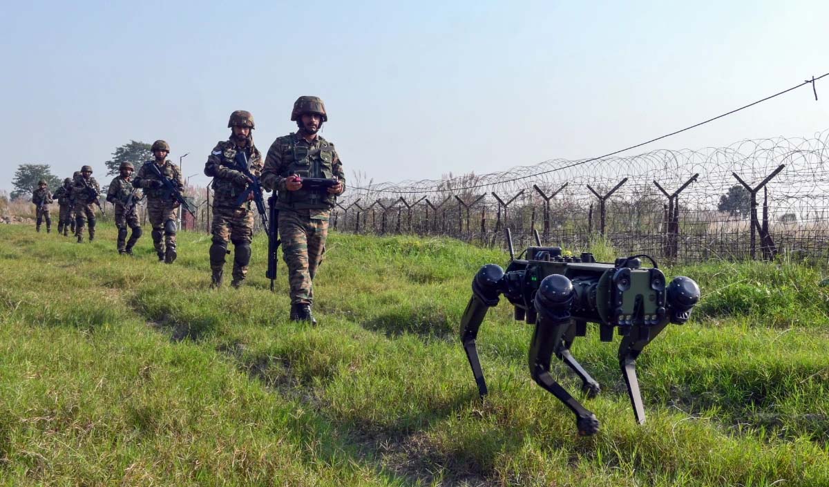 गणतंत्रदिवसात् पूर्वं पाकिस्तानस्य नूतनं ‘ड्रोन-साजिशं’, भारतीयरक्षायाः जासूसीं कुर्वन्तः लघुगुप्तचराः, सेनाप्रमुखः कठोरचेतावनीम् अयच्छत्