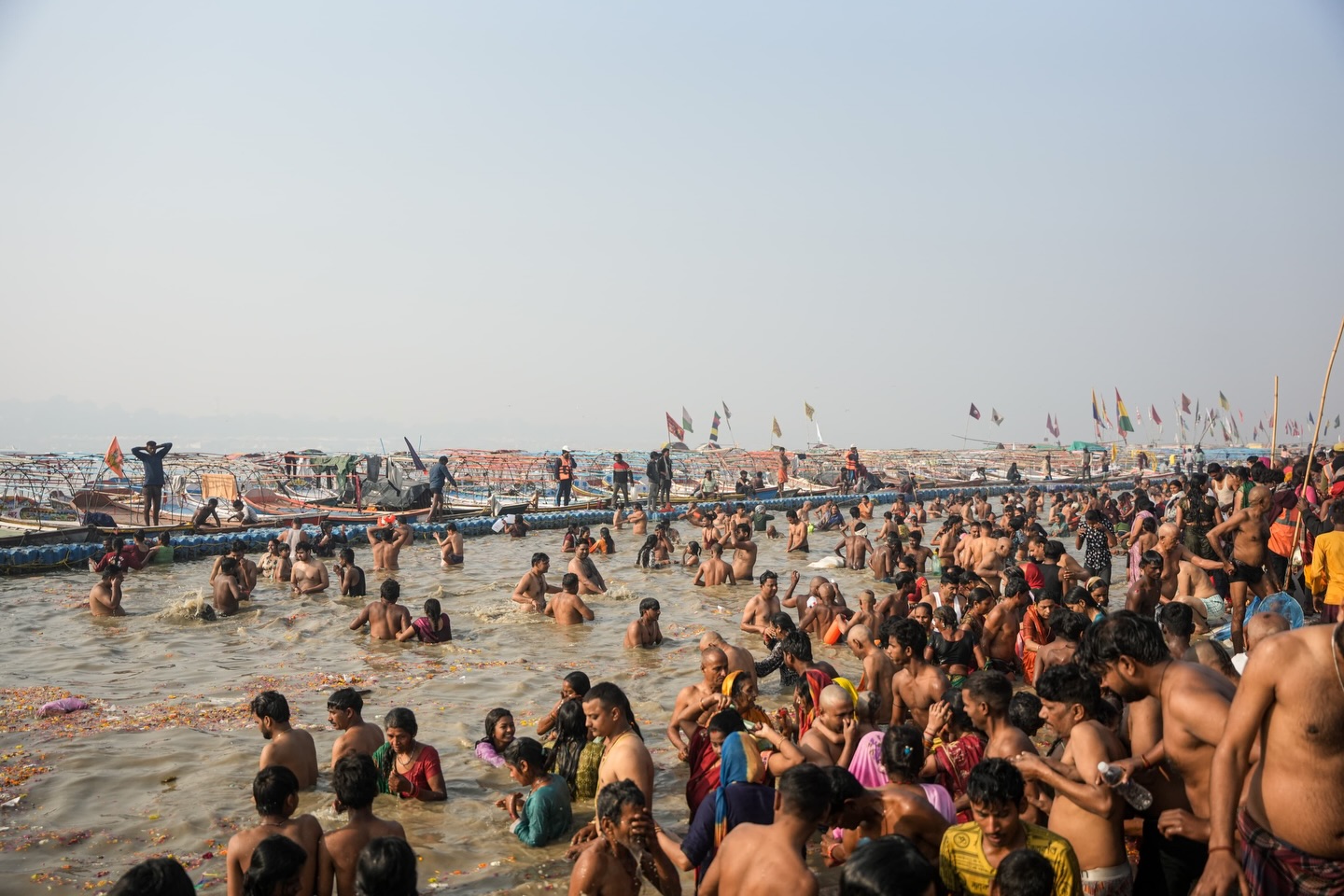 मौनीअमावस्यायां संगमे श्रद्धालुषु पुष्पवृष्टिः अभवत्-आस्थापूर्णं स्नानं कर्तुं ४.५२ कोटि जनाः संगमे अवगाहनं कृतवन्तः