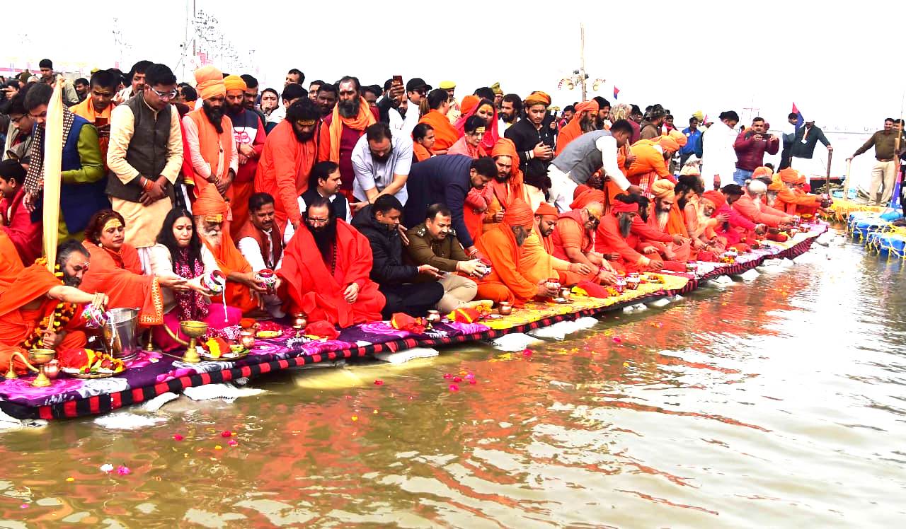 प्रयागराज पञ्चकोशी परिक्रमा आरभ्यते-विंटेजकारैः प्रस्थिताः साधूः सन्तः च, ५ दिवसेषु प्रमुखतीर्थस्थलानां भ्रमणं करिष्यन्ति