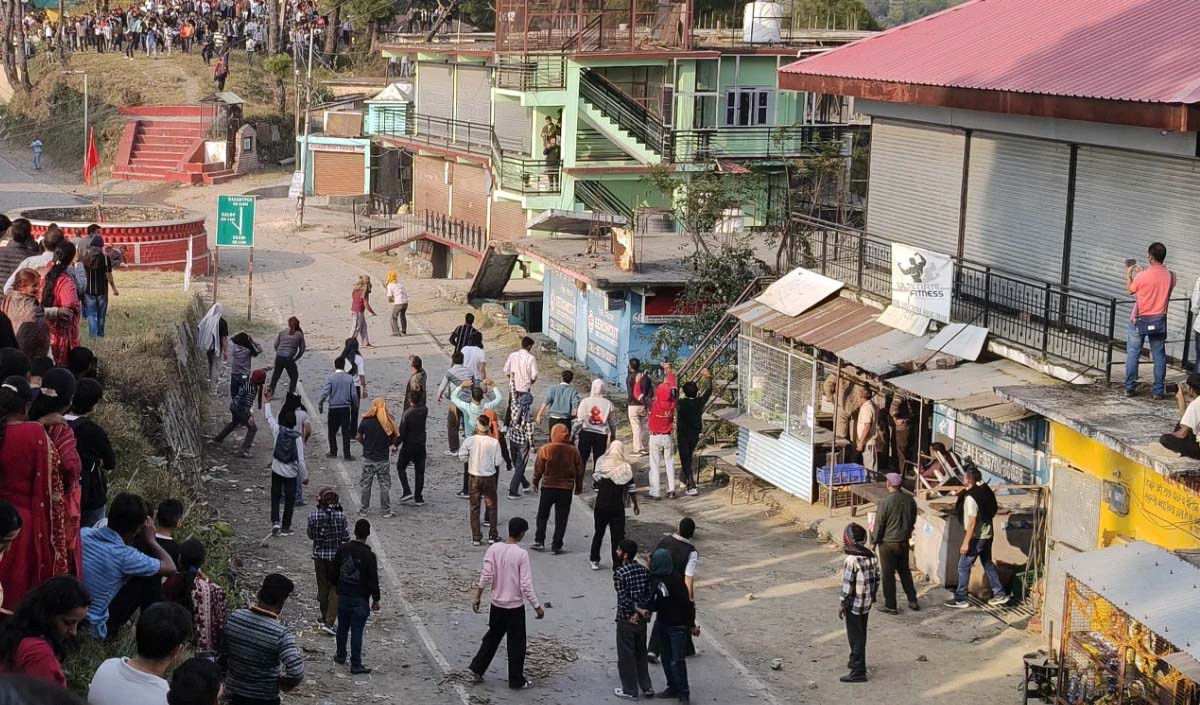 शोभायात्रायां बेङ्गलूरु शिलापातनम्-बेङ्गलूरुनगरे शोभा यात्रायां शिलापातस्य अनन्तरं स्थितिः तनावपूर्णा