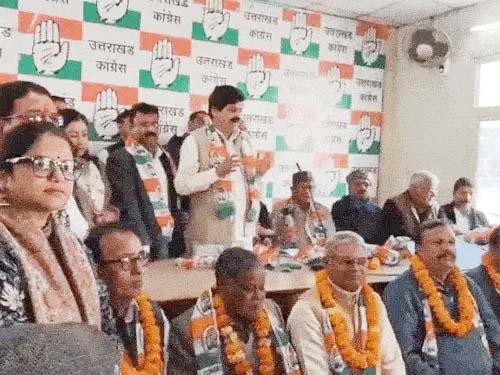 ३० तः अधिकाः सेवानिवृत्ताः अधिकारिणः काङ्ग्रेसपक्षे सम्मिलिताः-राज्याध्यक्षः देहरादूननगरे सदस्यतां प्रदत्तवान