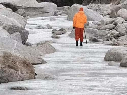 गङ्गोत्री स्विट्ज़र्ल्याण्ड्-देशात् त्रिगुणं शीतलतरम् अस्ति-७ नगरेषु पेयजलरेखाः जमेन, ५ जनपदेषु वर्षा, हिमपातः च अपेक्षितः; निम्नक्षेत्रेषु नीहारस्य पीतवर्णस्य सचेतना