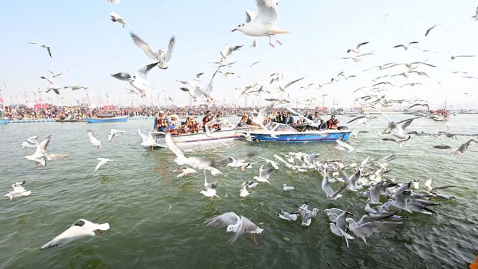 प्रयागराजे रात्रौ शीताः भवन्ति, दिवा उज्ज्वलसूर्य प्रकाशस्य कारणेन पारा चतुर्भिः डिग्रीभिः वर्धिता अस्ति, तापमानस्य च अधिकं पतनं भवितुम् अर्हति