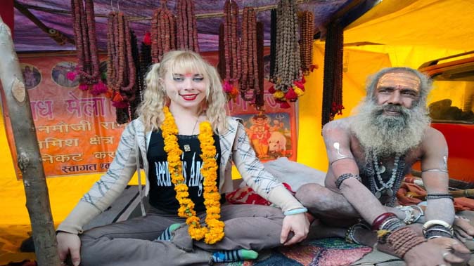 इटलीदेशस्य लुक्रेटिया नैमिशारण्यस्य कथां श्रुत्वा सनातन धर्मे सम्मिलितवती, पित्रा सह माघमेलानगरं प्राप्तवती