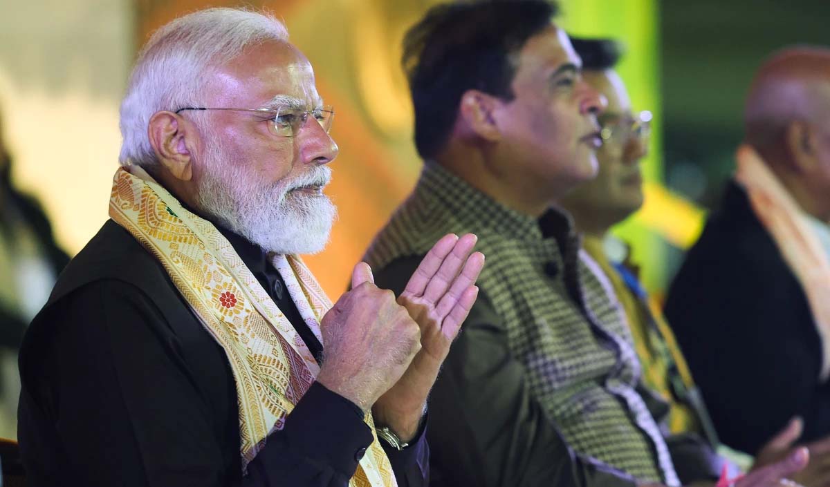 प्रधानमन्त्री मोदी अमृतभारतस्य रेलयानद्वयं ध्वजं कृत्वा काजीरङ्गगलियारस्य शिलान्यासं कृतवान्