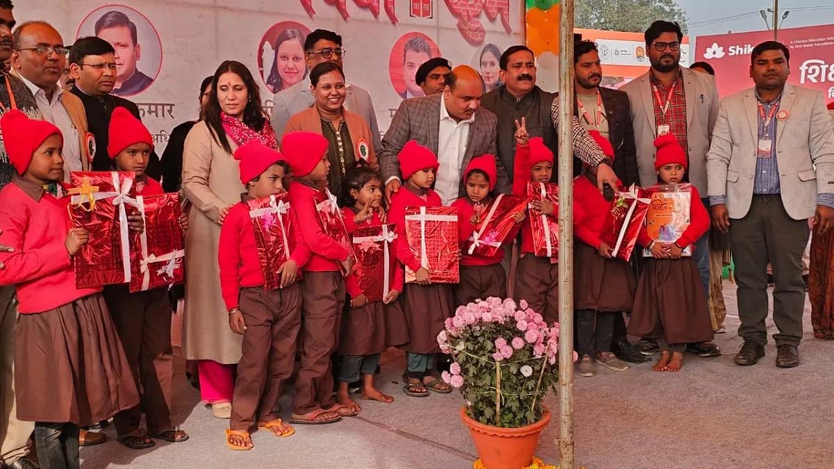 माघमेलायां विद्या-कुम्भ प्राथमिकविद्यालयः उद्घाटितः, यत्र मेले कार्यरतानाम् श्रमिकाणां स्वच्छताकर्मचारिणां च बालकाः अध्ययनं करिष्यन्ति